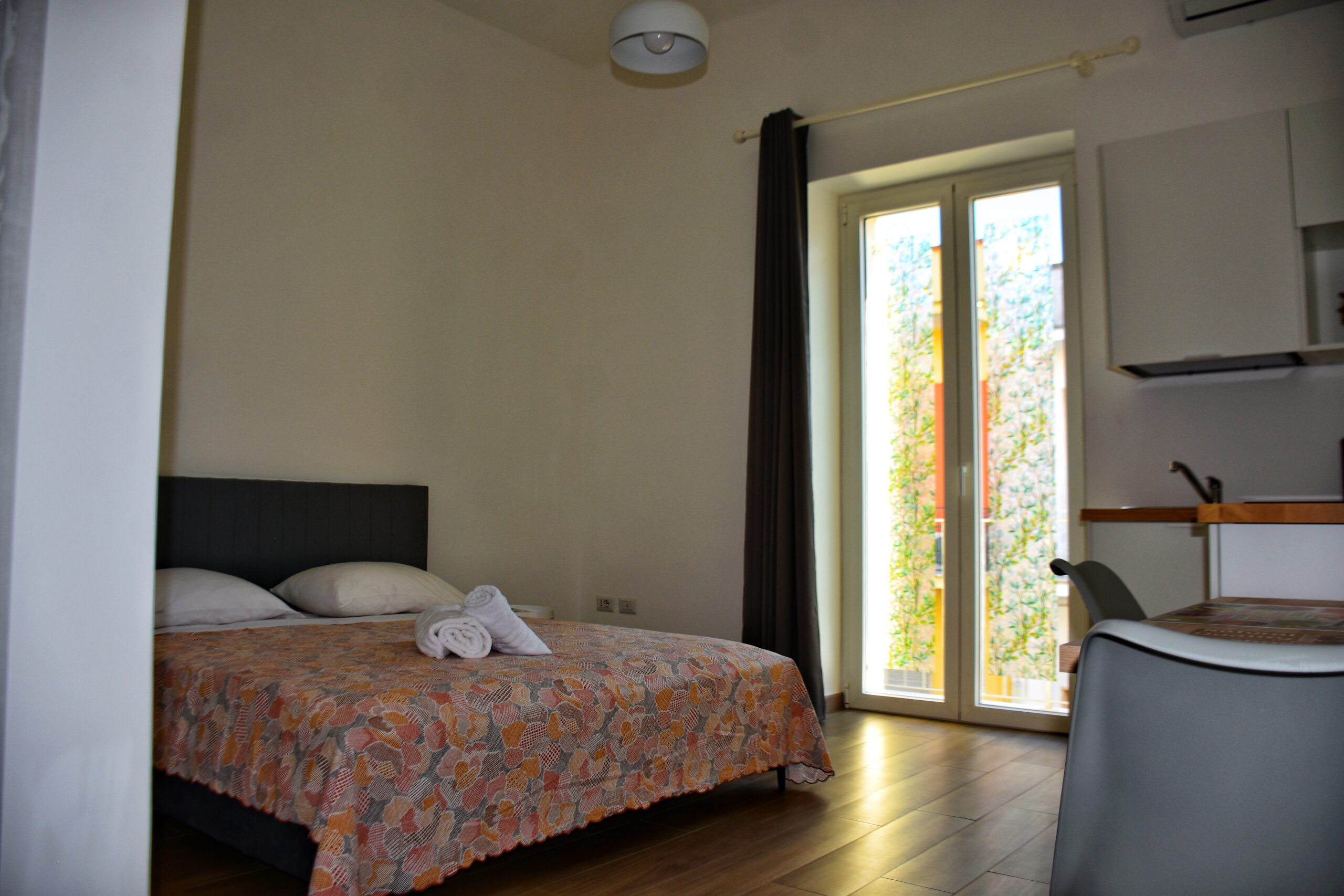Panoramica Letto e Porta-Finestra