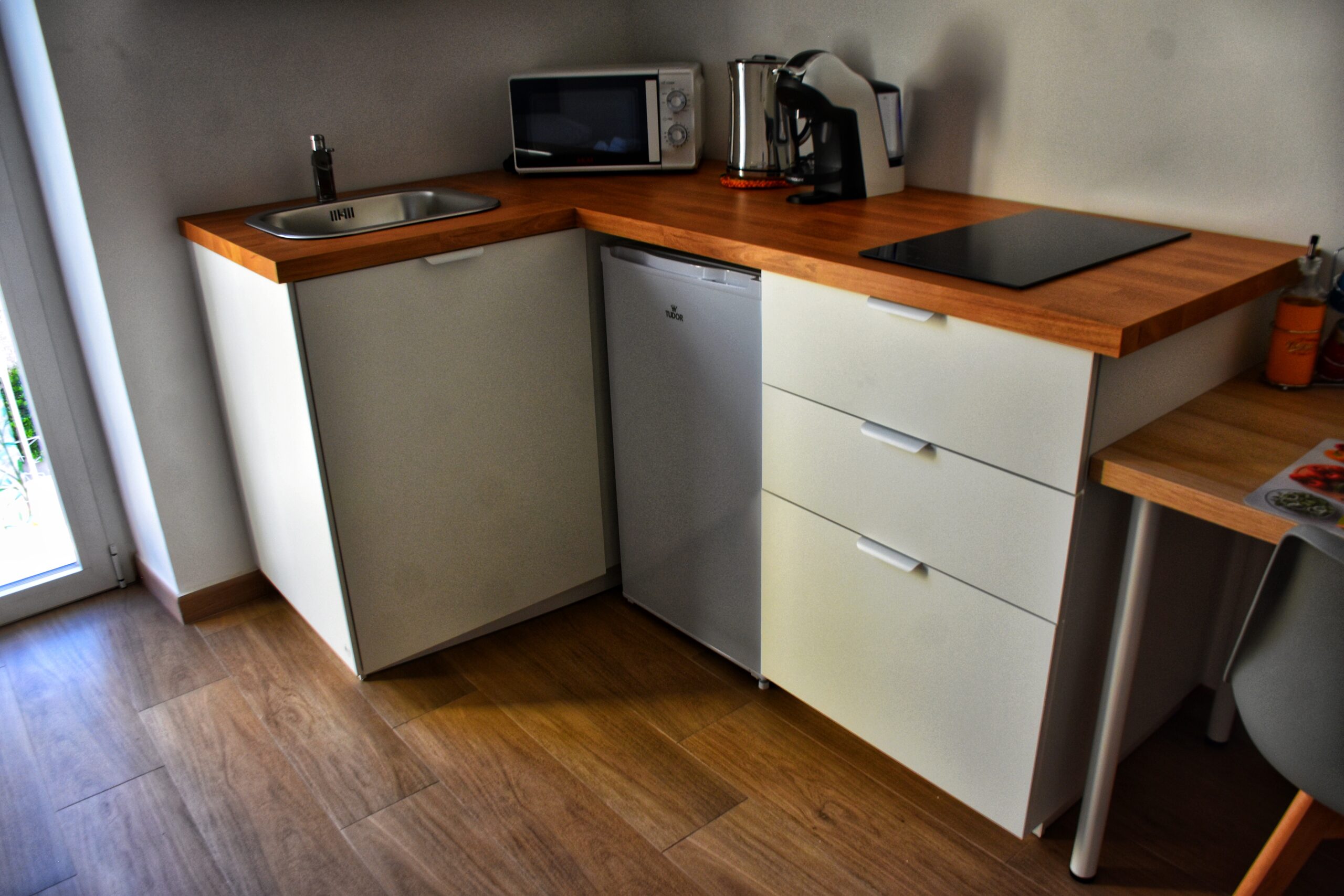 Zona cucina accessoriata con frigorifero e Frizer. Piano cottura a induzione